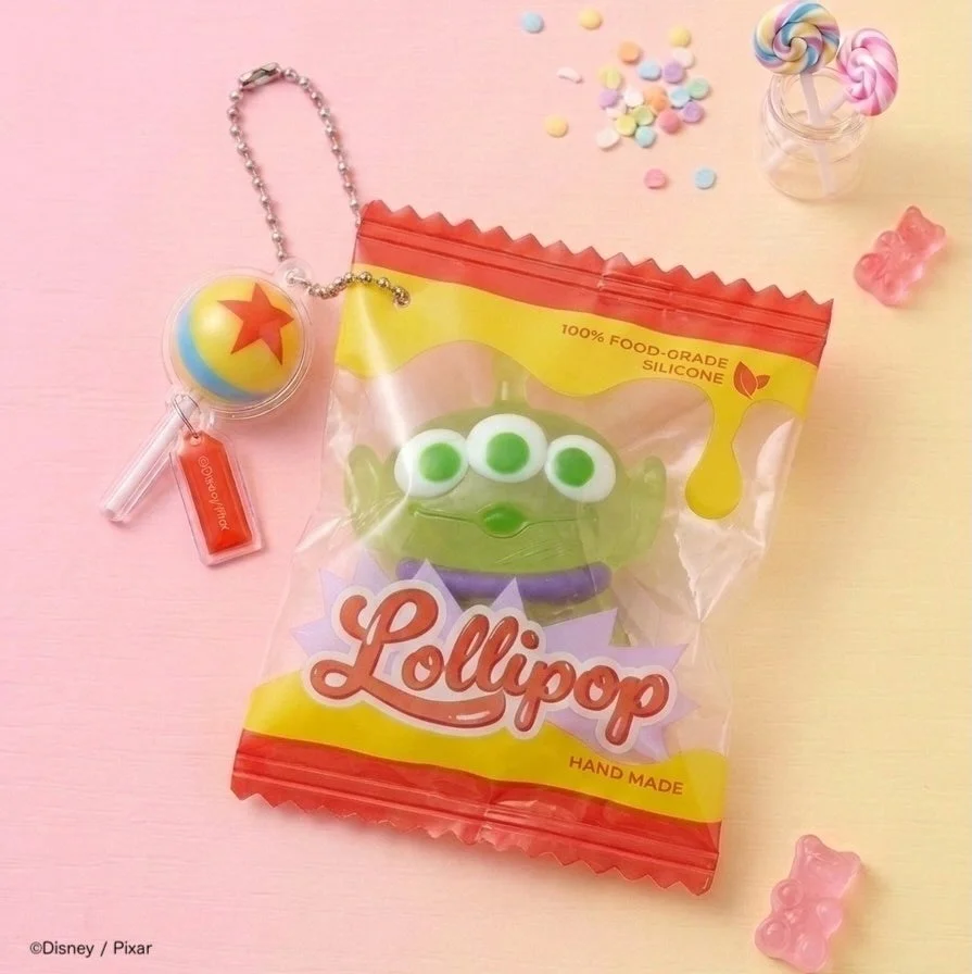 リトルグリーンメンのロリポップ型シリコンケースとピクサーボールのキーホルダー