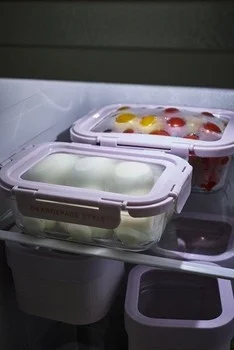 冷蔵庫の棚に保存容器