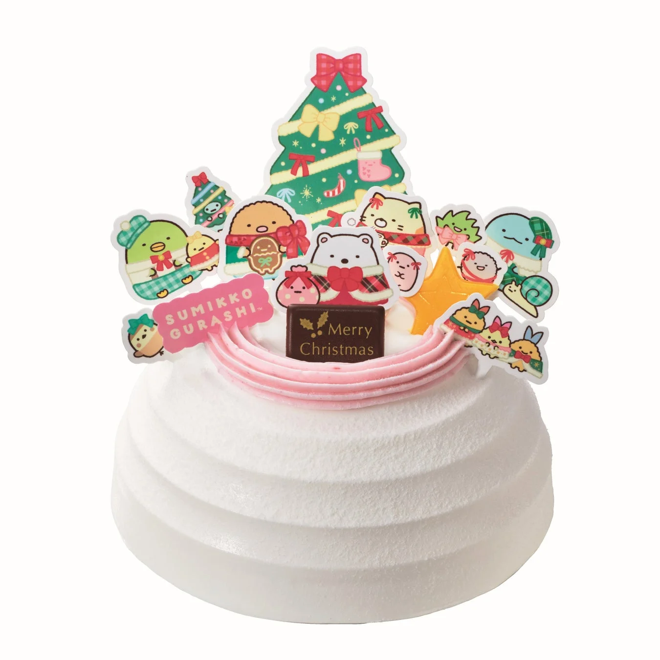 白いホイップクリームのクリスマスケーキの上に、すみっコぐらしのキャラクターたちがクリスマスツリーや「Merry Christmas」のプレートと共に可愛らしく飾られている