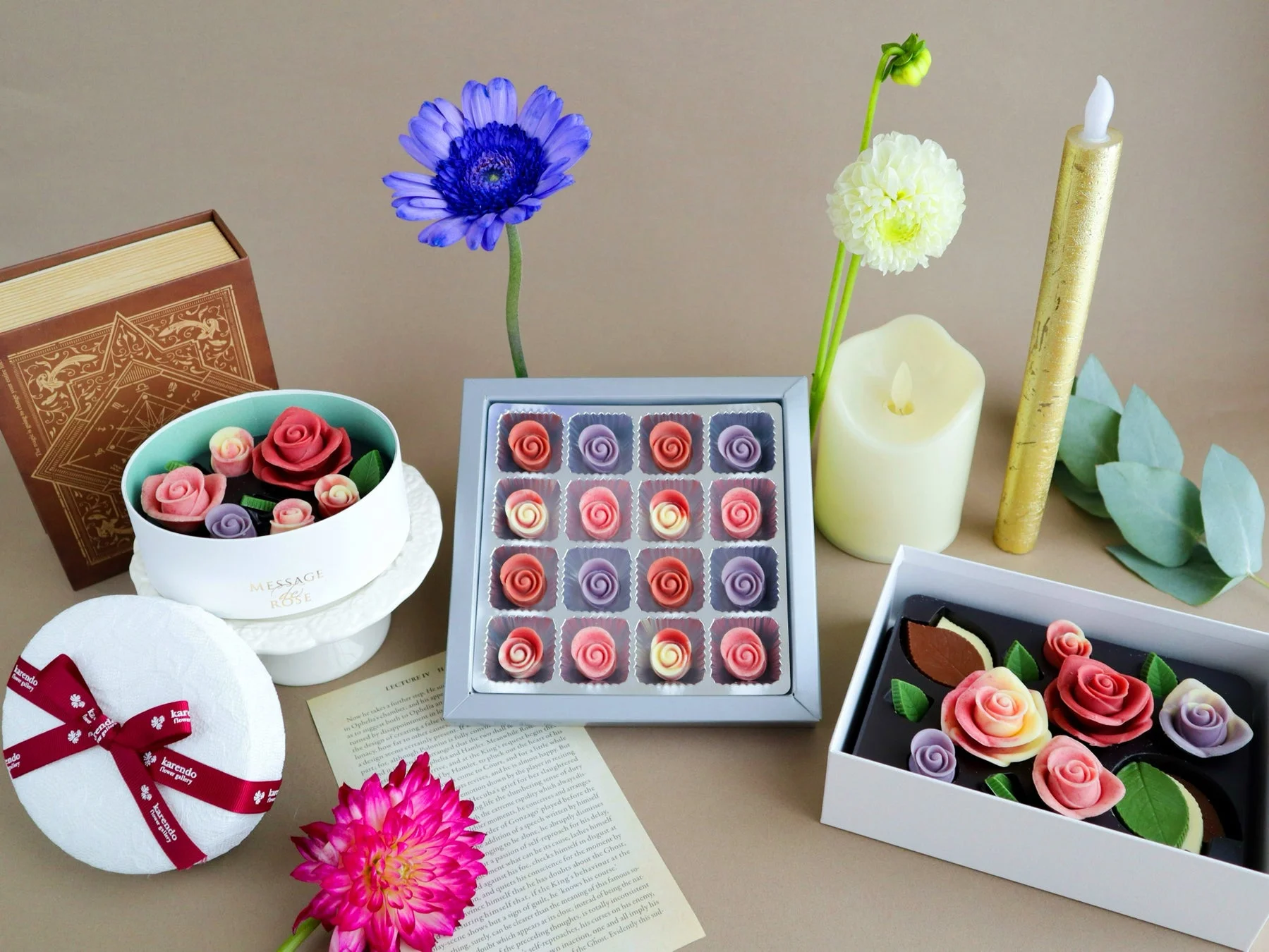 バラのチョコレートと花、キャンドル