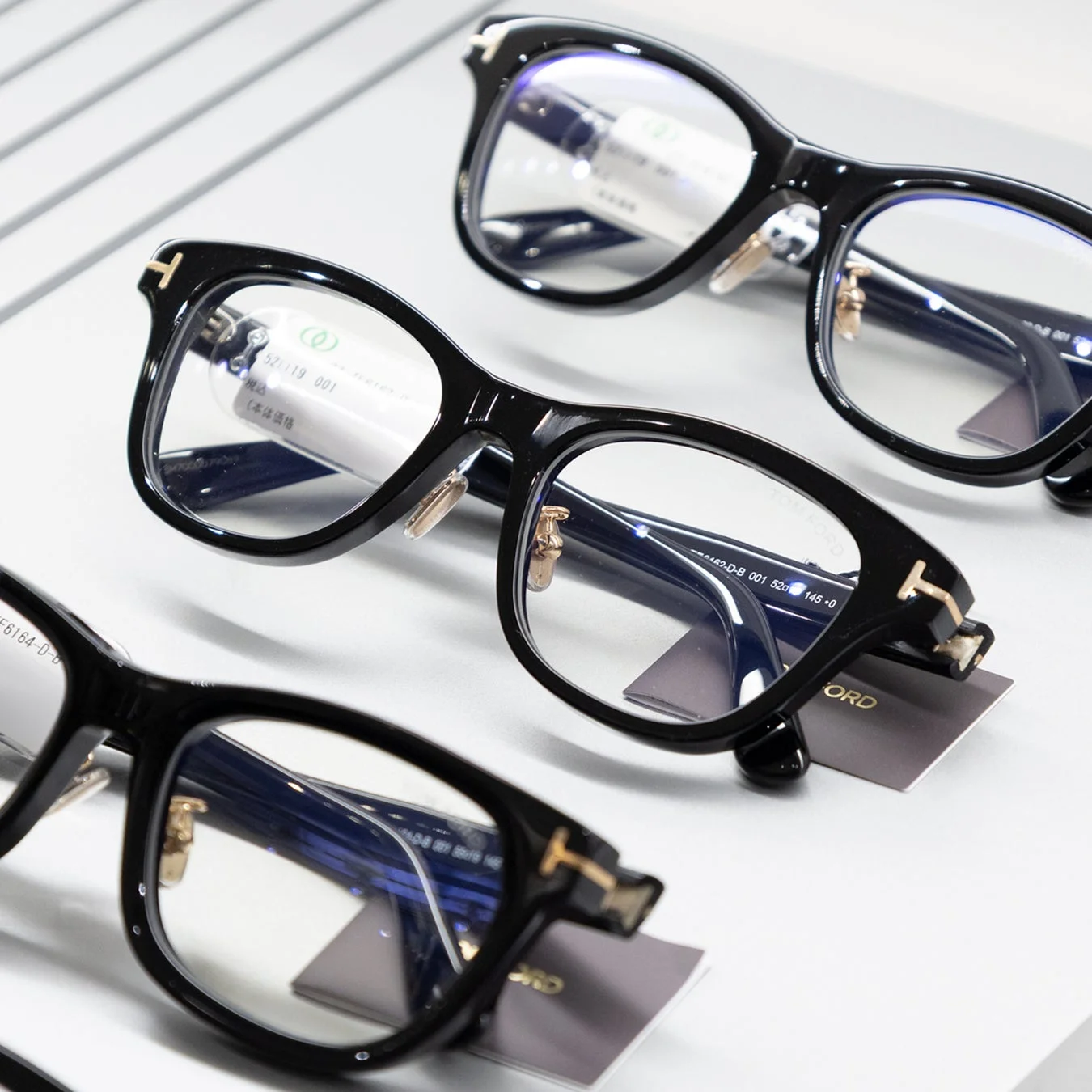 黒縁メガネを含むTOM FORD EYEWEAR