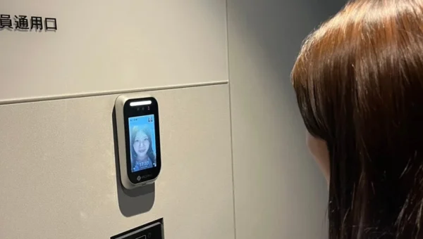 「手ぶら」で瞬時打刻！顔認証で勤怠管理が劇的に進化、不正も防ぐ「CX勤怠」新連携パッケージ登場