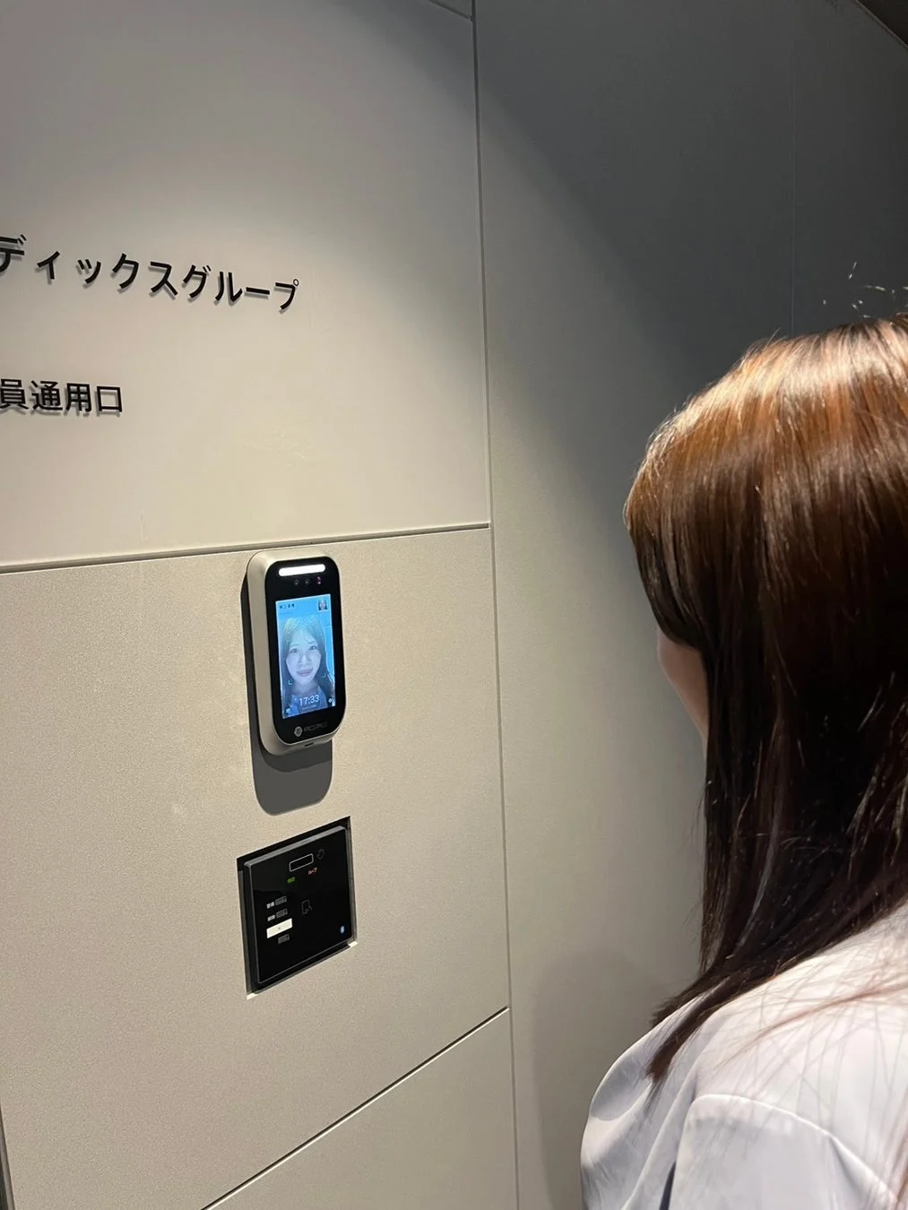 顔認証システムを利用する女性