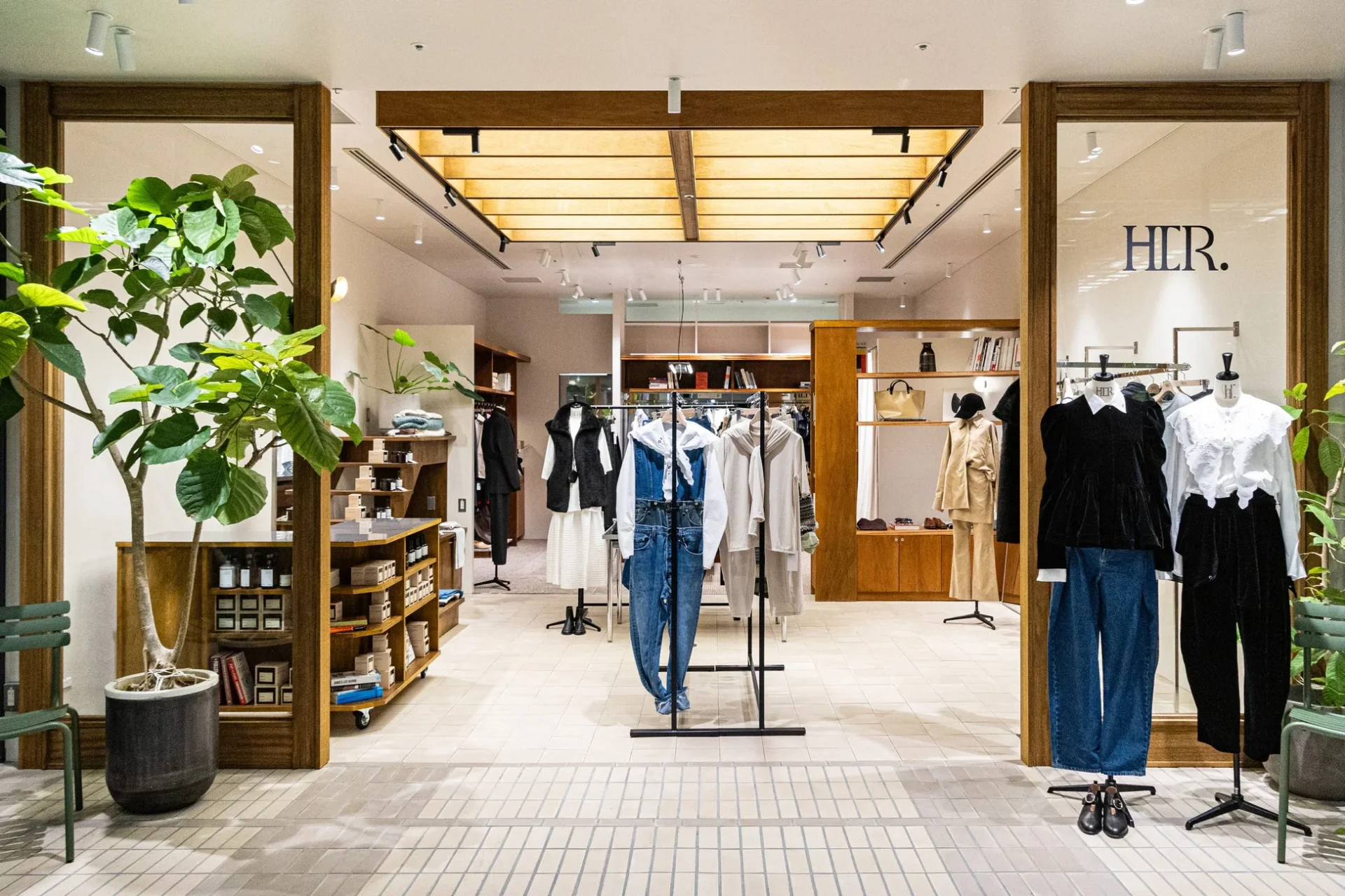 HER. NEWoMan新宿店