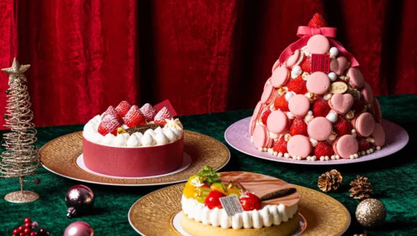 フォションホテル京都が贈る2026年クリスマスコレクション！ピンクのマカロンツリーケーキや和栗抹茶シュトーレンなど注目グルメが10月17日(土)より予約開始