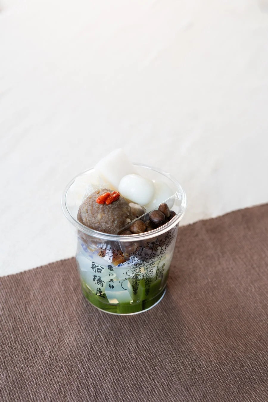 カップに入った甘栗と抹茶のあんみつ
