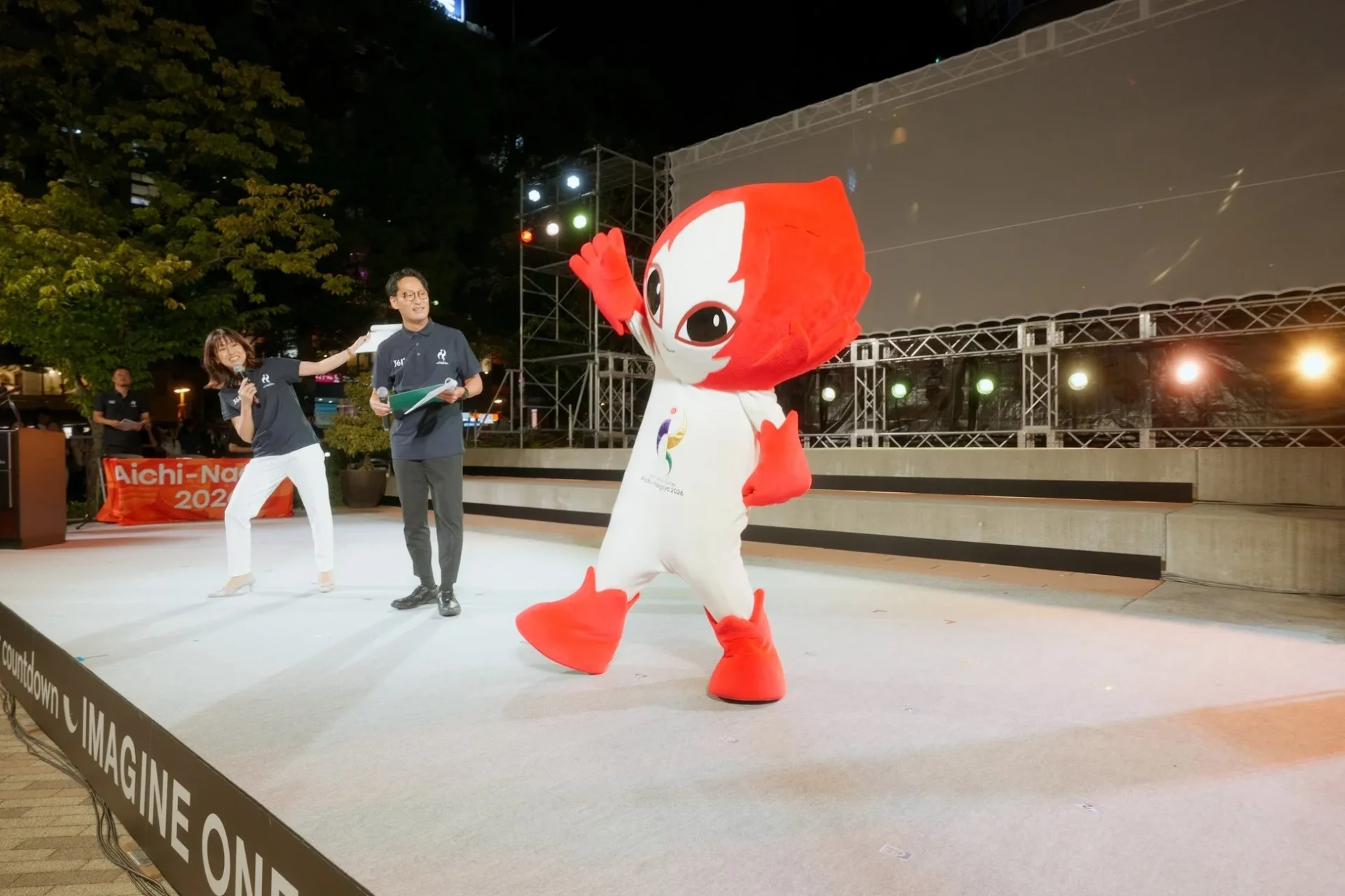 マスコットと司会者のステージ