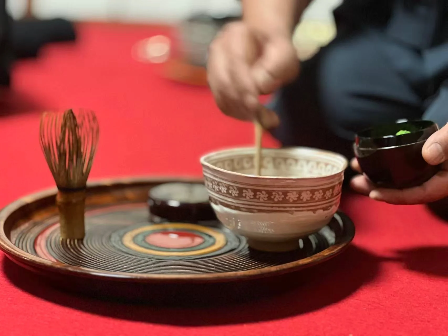 茶筅で抹茶を点てる様子