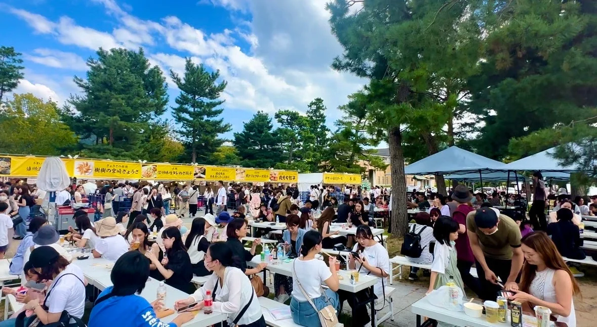 賑わう食フェスの会場