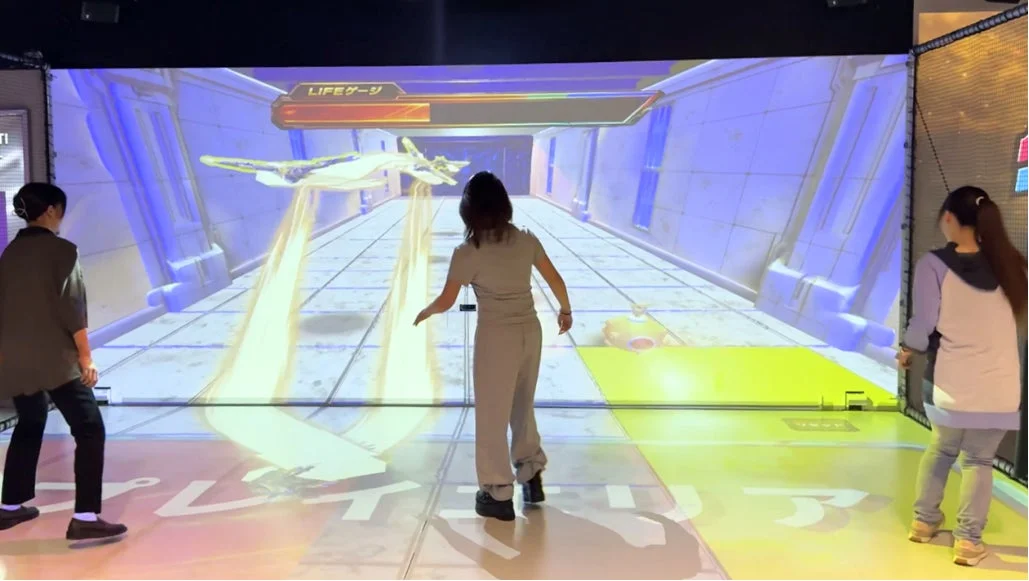 インタラクティブゲームで遊ぶ女性たち