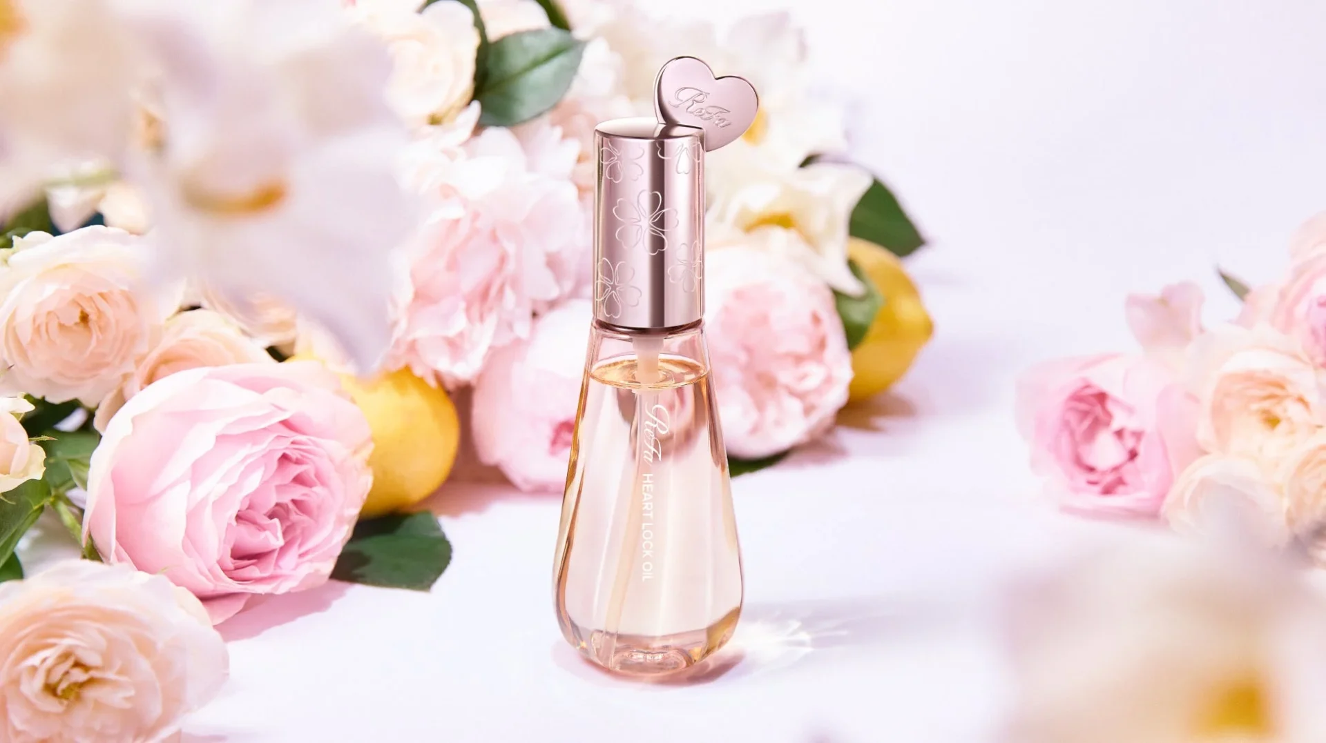 ReFa HEART LOCK OIL MOISTのボトルと花、レモン
