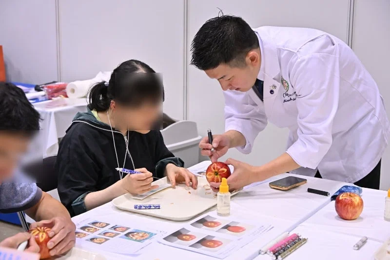 フルーツカービング体験の様子
