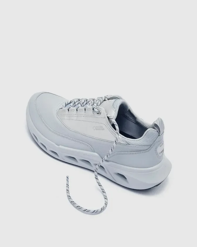 白いGORE-TEX SURROUNDスニーカーの単体写真