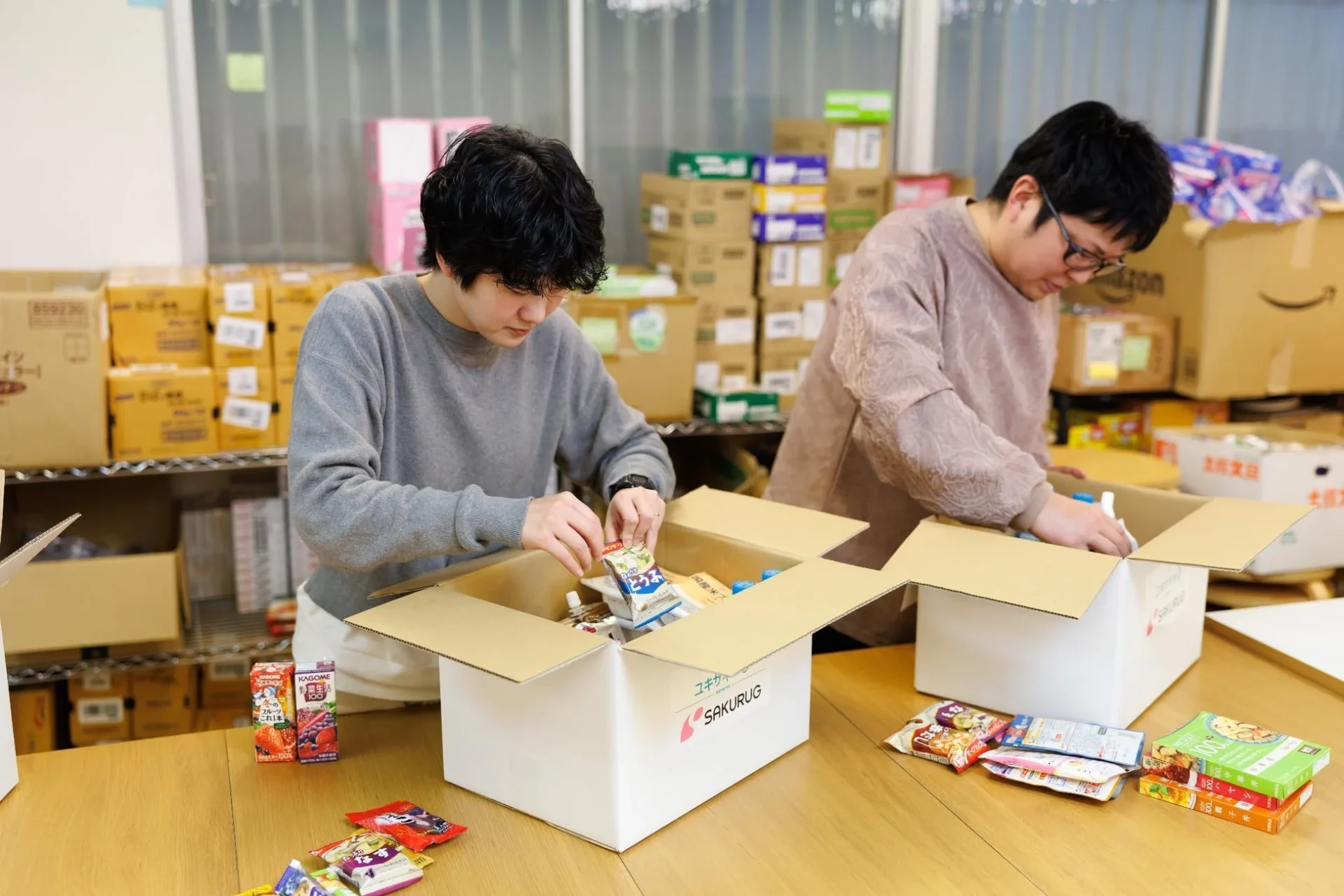 食料品を詰める様子