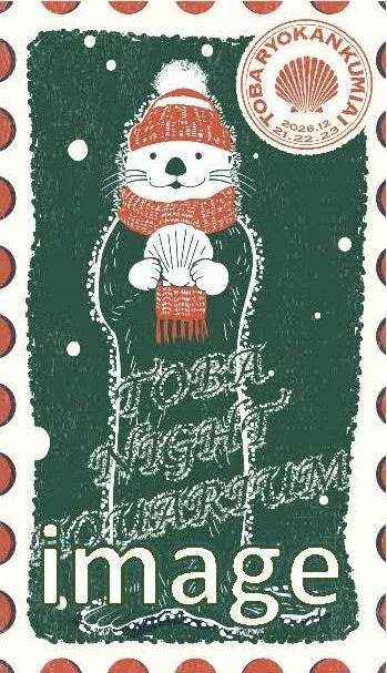 赤いニット帽とマフラーを巻いたカワウソがホタテを抱える冬らしいイラストです。背景には雪が舞い、「TOBA NIGHT MARCHE」というイベント名と「TOBA RYOKANKUMIAI 2026.12 21.22.23」の日付が記されており、鳥羽の冬の夜市を告知するデザインと推測されます。