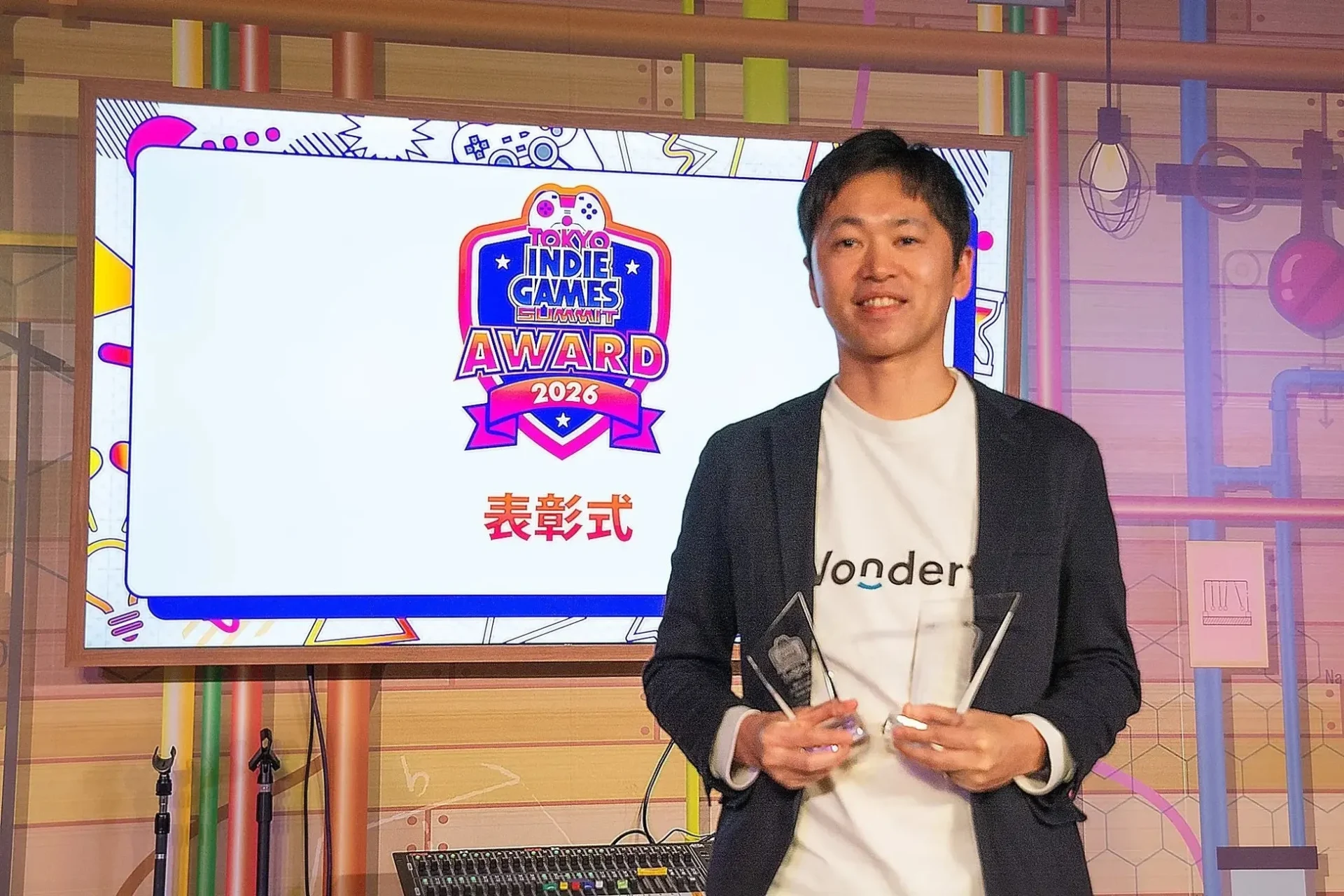 TIGS AWARD 2026表彰式でトロフィーを持つ男性