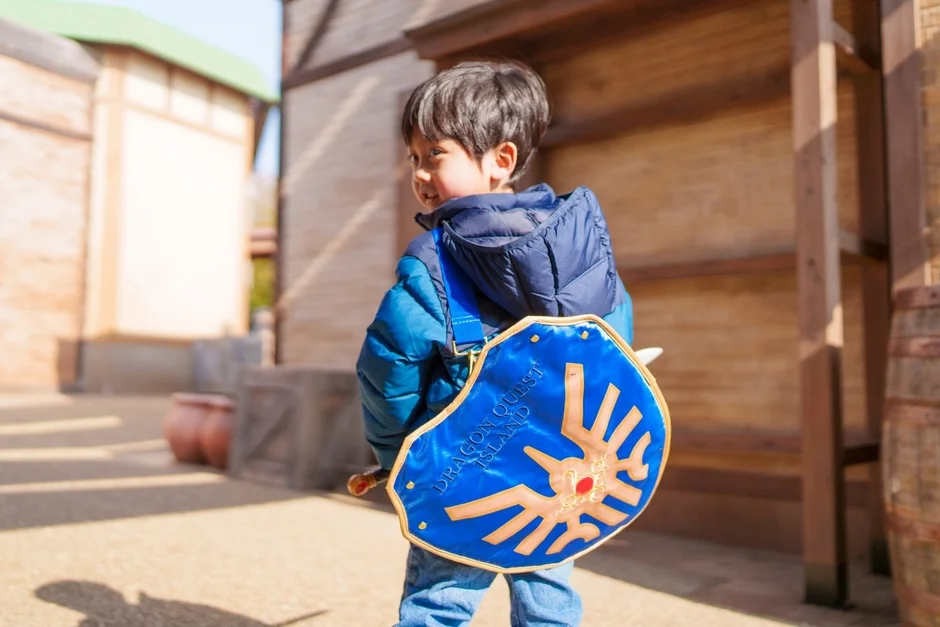 ドラクエの盾と剣を身につけた男の子