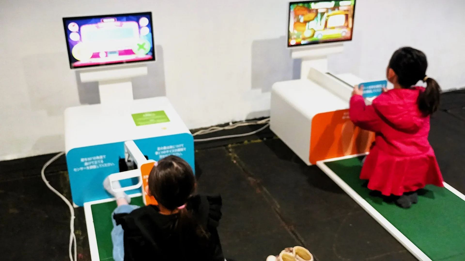 子供がゲームをしている画像