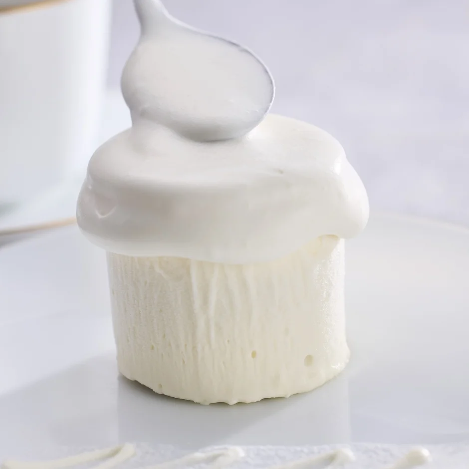 スプーンでクリームをかける様子
