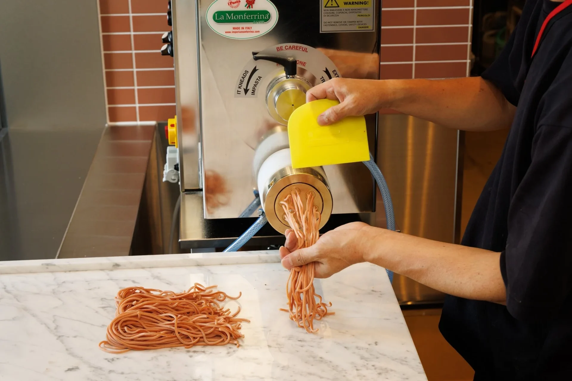 パスタメーカーで生パスタを製麺している様子