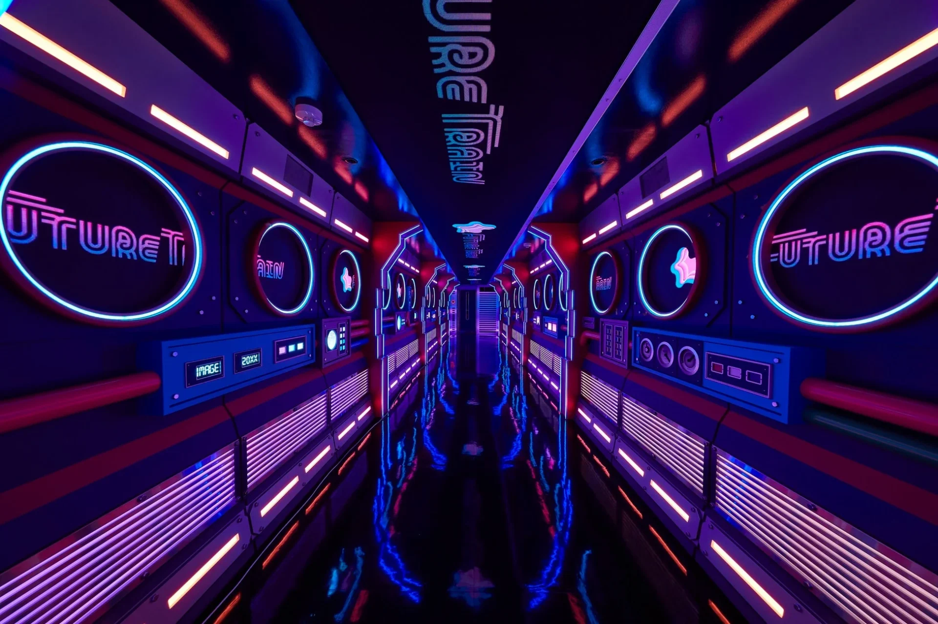 FUTURE TRAINの通路