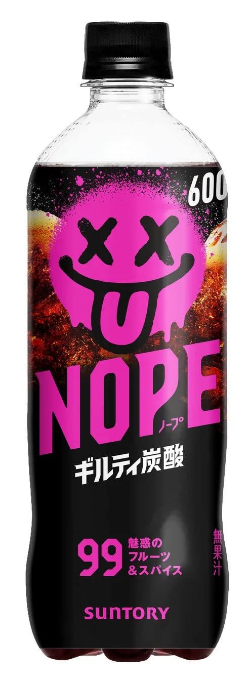 サントリーの「NOPE（ノープ）ギルティ炭酸」600mlペットボトルです。黒地にピンクのロゴとスマイリーフェイスが特徴で、魅惑のフルーツ＆スパイス風味の無果汁炭酸飲料です。