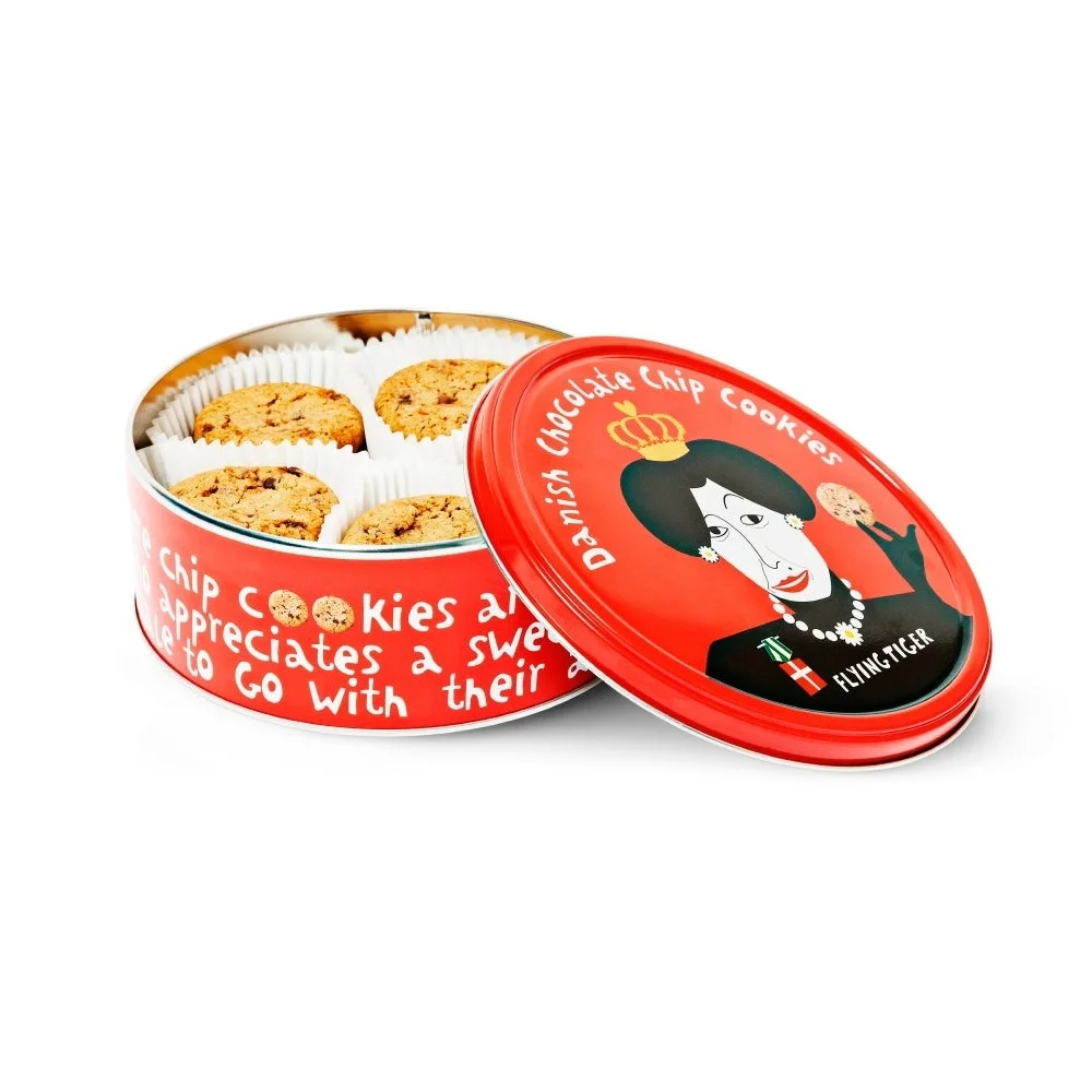 フライングタイガーの赤い缶に入ったチョコレートチップクッキー