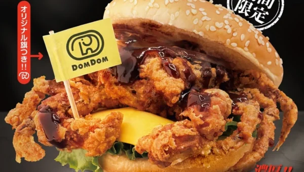 ドムドムハンバーガーから「丸ごと!! カニバーガー」が期間限定で復活！今年は新味「名古屋みそ味」が全国に登場！
