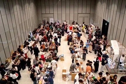 多くの人々で賑わうイベント会場の様子