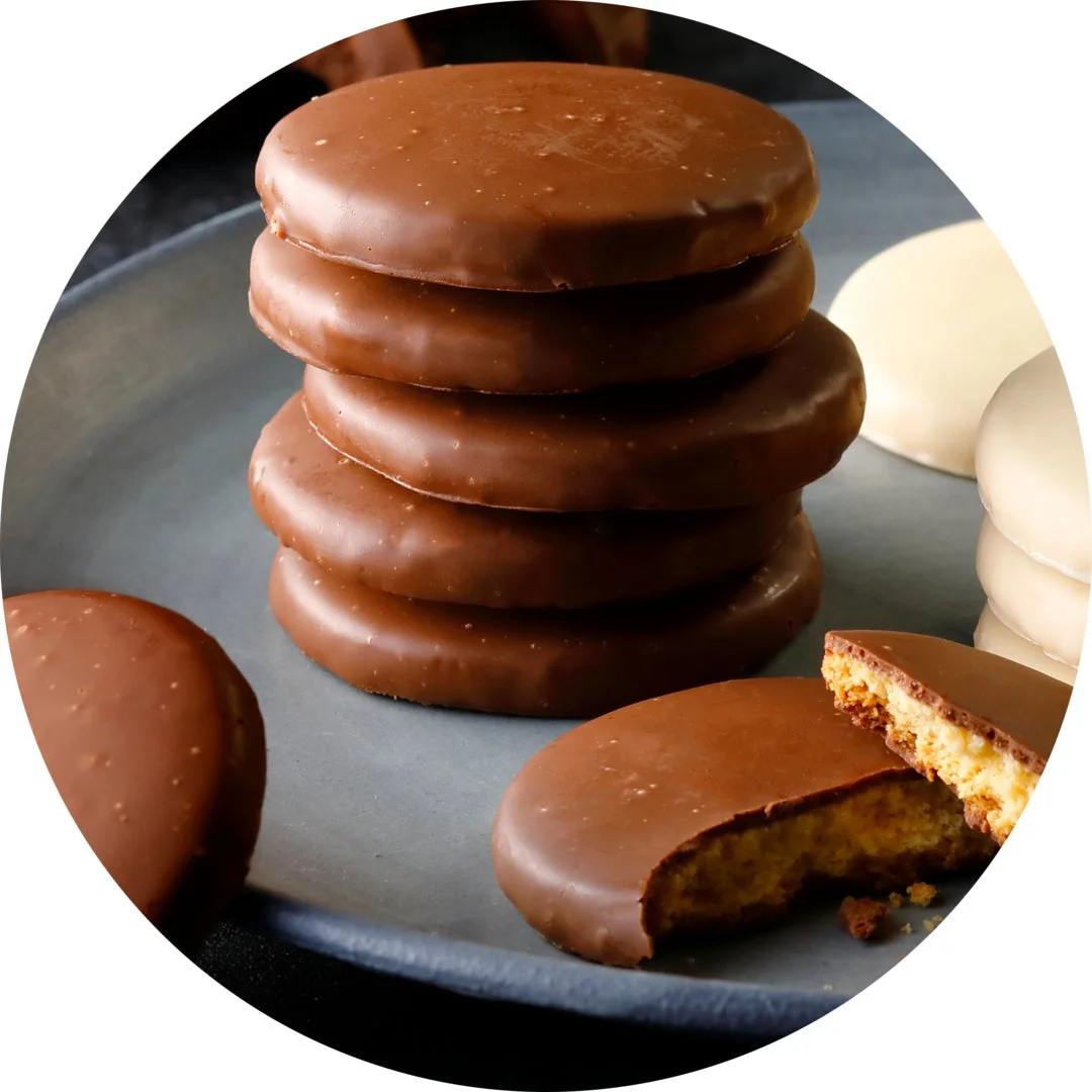 チョコレートでコーティングされた丸いクッキー