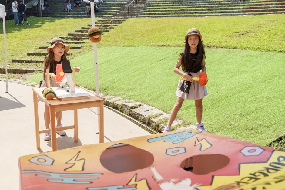 ハンバーガーゲームで遊ぶ子供たち