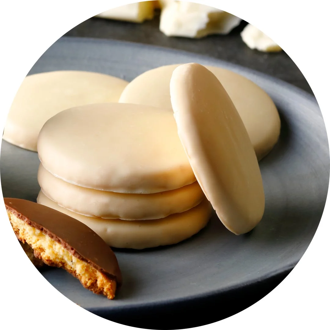 白いチョコレートでコーティングされた丸いクッキー