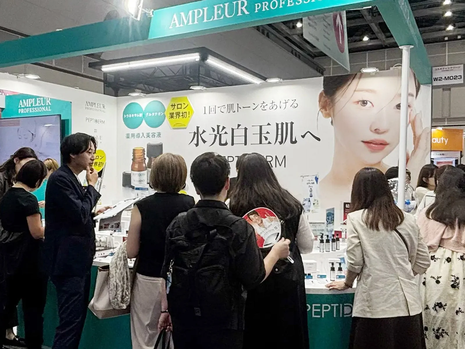 AMPLEUR PROFESSIONAL PEPTIDERM ブース