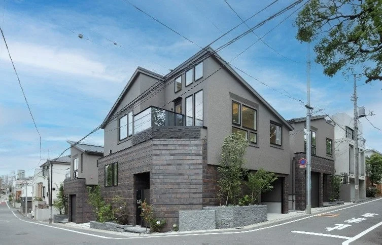 現代建築の戸建てが立ち並ぶ日本の住宅街の風景