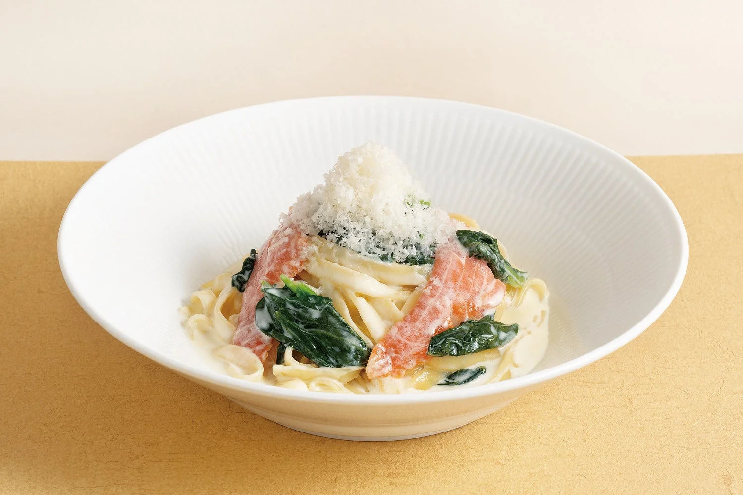 パスタ,フェットチーネ,クリームパスタ,サーモン,ほうれん草,チーズ,イタリアン,洋食,料理,食べ物