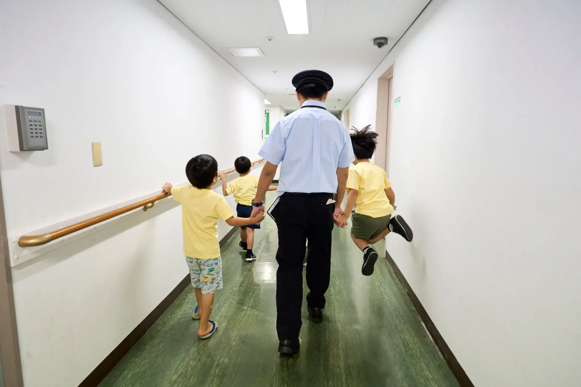 引率の大人と子供たち
