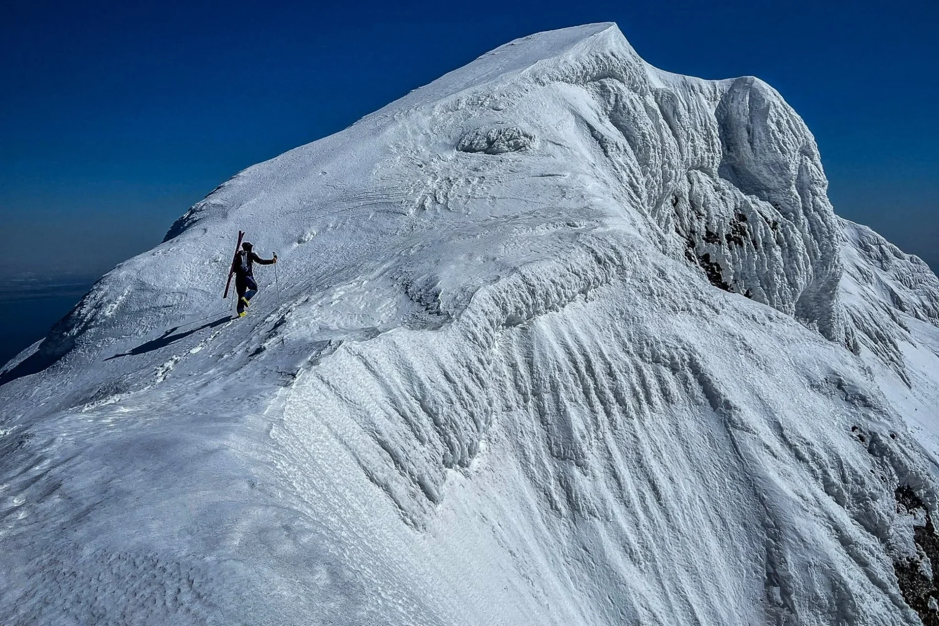 雪山を登るスキー登山者