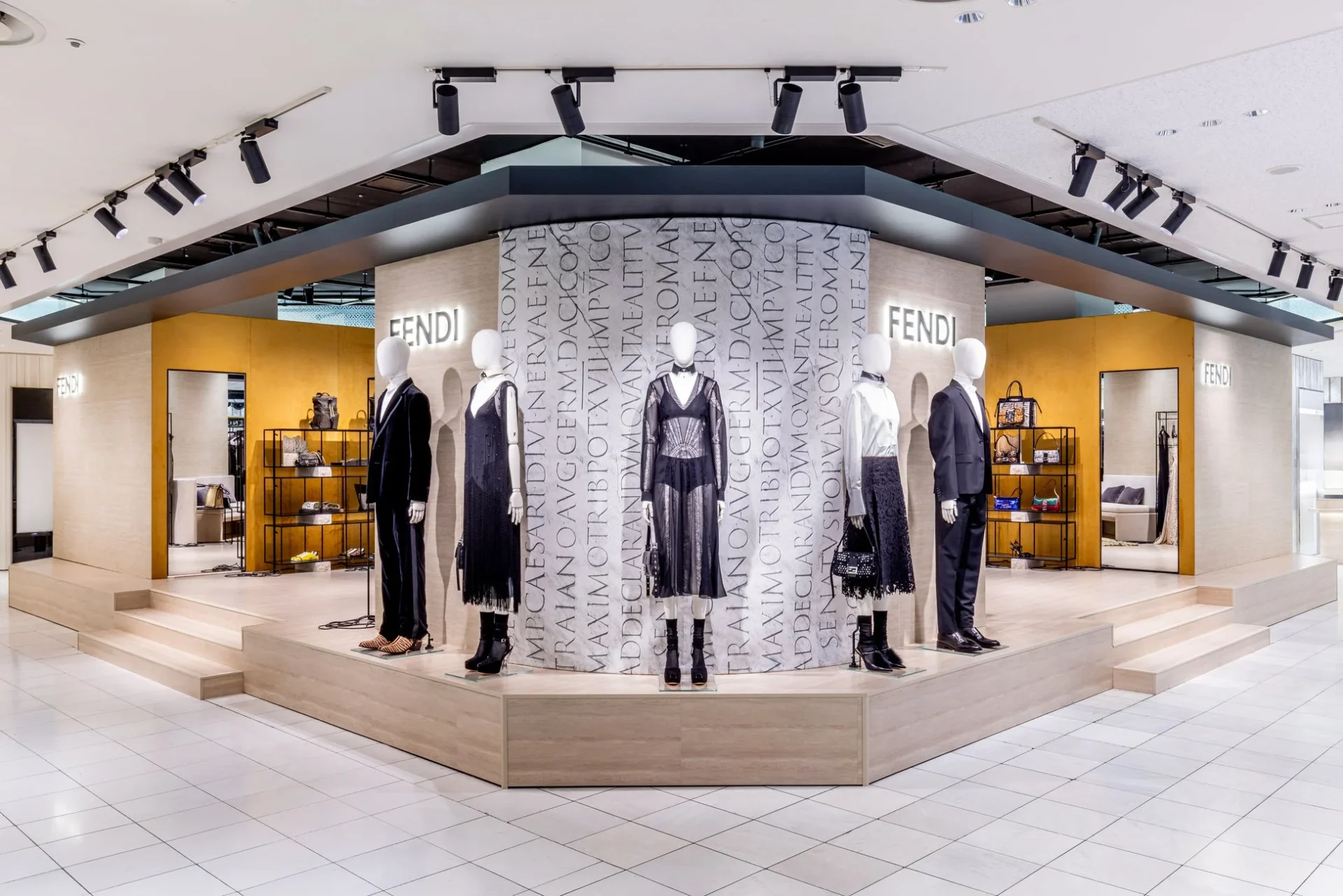 フェンディのブティック店内ディスプレイ