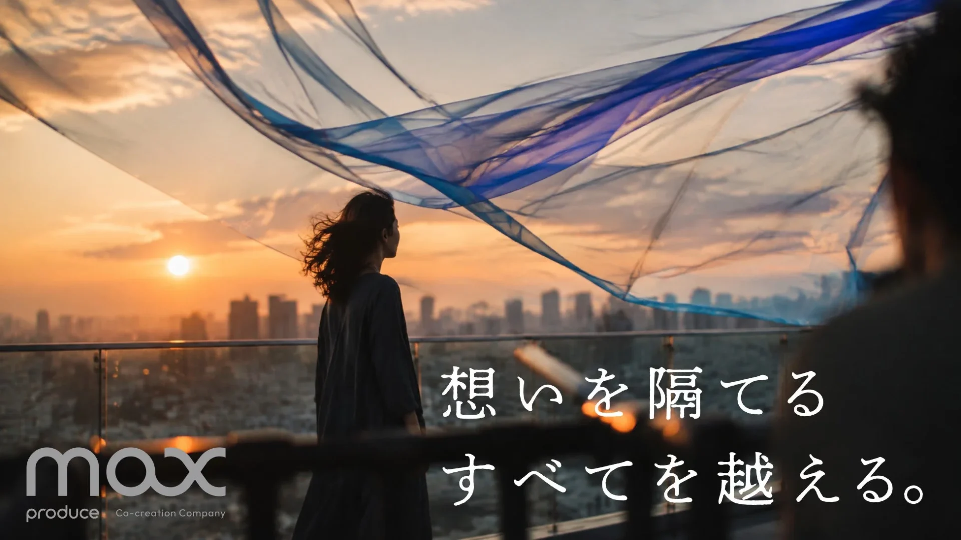 夕焼けの街並みを眺める女性