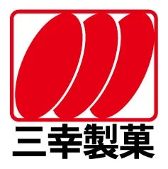 赤い楕円形が3つ並んだデザインの三幸製菓のロゴマークです。下部には「三幸製菓」の文字が記されています。