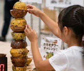 カカオタワーチャレンジに挑戦する子供