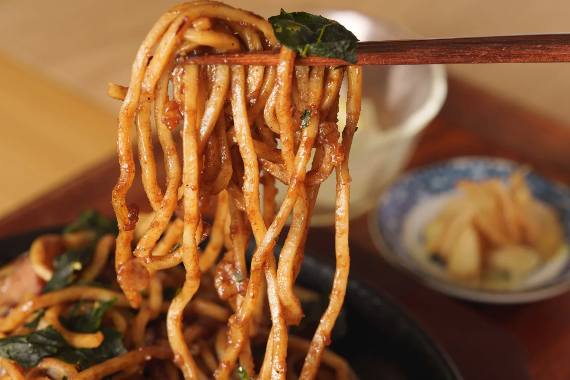箸で持ち上げられた焼きそばの麺