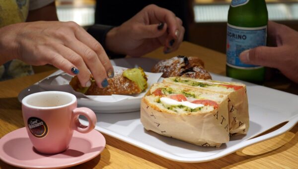 イータリー丸の内店のエントランスカウンターがリニューアルオープン！充実のメニューで、店内でのお食事からテイクアウトまで、本格イタリアンをもっと身近に。