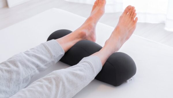 「まくらでまっくら、まっくろ？」リラックス枕ブランド「王様」に、お部屋の雰囲気を引き締めるシックな「黒」が登場！「王様の足枕」「王様の背中枕」「王様の膝下枕」からブラックカラーのラインナップを順次追加