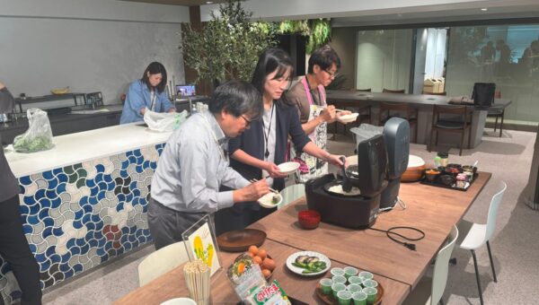【おもしろキッチン DIS＋H 食レポ Vol.1】 ～10万円超えの高級炊飯器がやってきた！社員8名による忖度なしの“新米ササニシキ”食べ比べ対決～