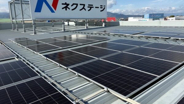 環境負荷低減に向け、18店舗の屋根上に、太陽光発電設備を新たに導入年間約114万kWhを発電、CO2排出量453.7tを削減