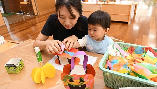 高槻市の子育て支援施設でハロウィーンを前に工作を楽しむ