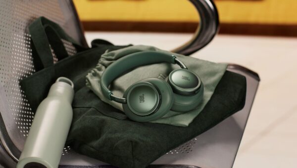 日常のスタイルに自然に馴染む、落ち着きと個性を兼ね備えた新色「JBL Live 780NC」、「JBL Live 680NC」にグリーンを追加