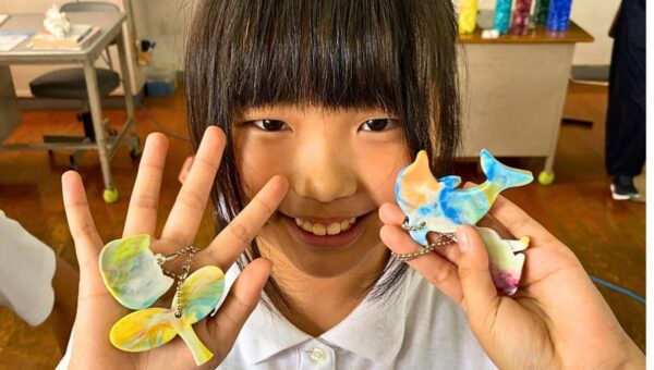 給食の残りでコンポスト、育てたミニトマトを地域の介護施設へ。SDGsに取り組む唐津市・玉島小学校の児童11名が、ペットボトルキャップをキーホルダーにアップサイクル