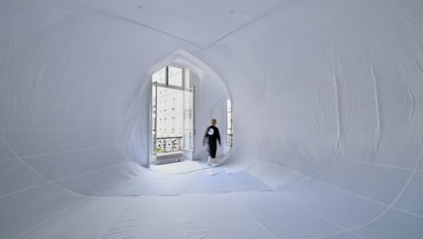 太陽グループ、パリコレ25回目の節目を迎えたアンリアレイジの展覧会に協賛